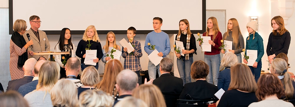 Professori Juhani Niemi ja toimittaja Liisa Paavilainen palkitsevat Kulttuuri.se:n neljännen lasten ja nuorten kirjoituskilpailun voittajat.