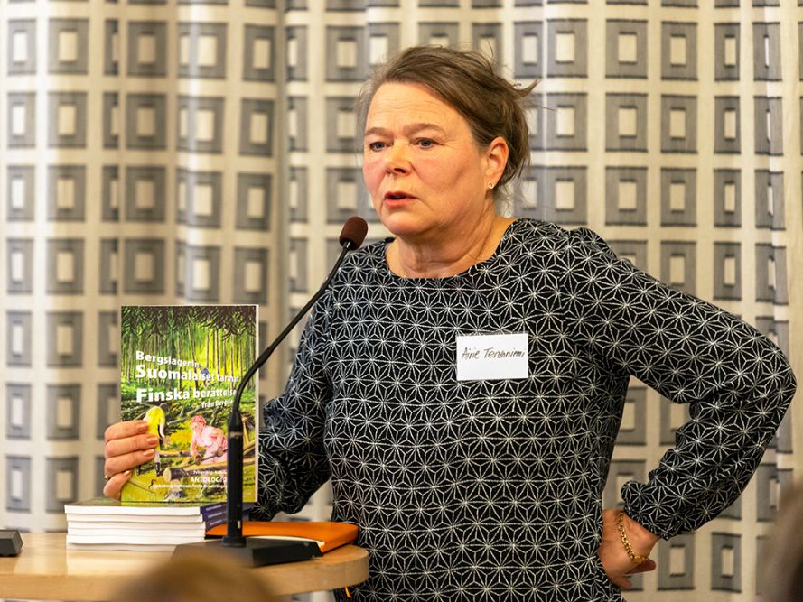 Airie Tervaniemi esittelemässä antologiaa &quot;Bergslagenin suomalaiset tarinat&quot;.