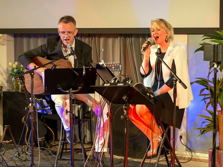 Kitaristi Jukka Lehto ja artisti Heidi Lehto esiintymässä.