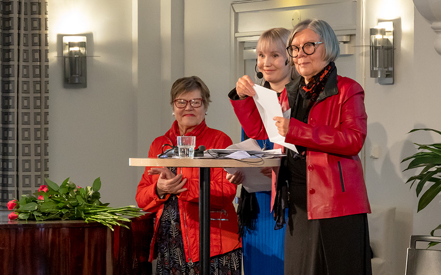 Lasten- ja nuorten kirjoituskilpailun palkintojen jako, tuomarit Liisa Paavilainen ja kirjailija Milka Hakkarainen. Vasemmalla messujen Sibelius-salin osuuden juontaja Eija Björstrand.