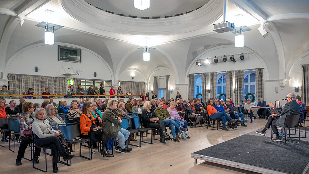 Yleisöä Sibelius-salissa seuraamassa Kari Lumikeron haastattelua.