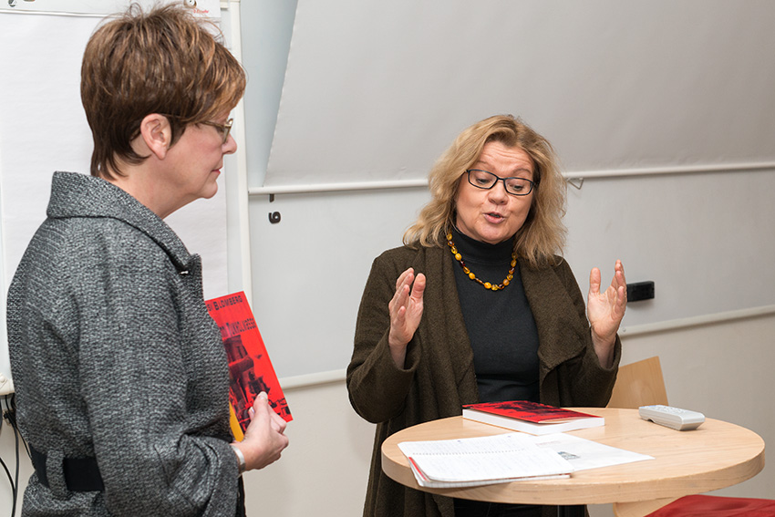 Kirjailija Kirsi Blombergia haastattelee professori Satu Gröndahl. 