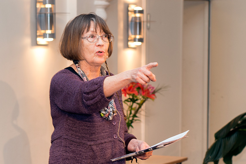 Marja Räihä lausuu runoja.