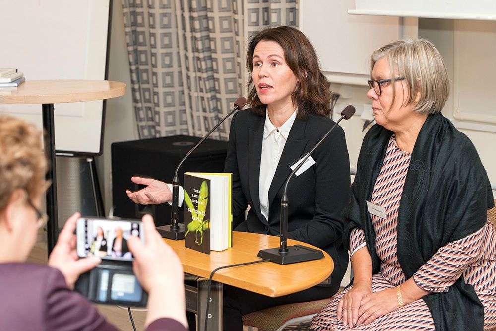 Kirjailija Tiina Laitila Kälvemarkin toisessa romaanissa Seitsemäs kevät ihmiset odottavat kesää, jotaei ole tullut kuuteen vuoteen. Haastattelijana Liisa Paavilainen.