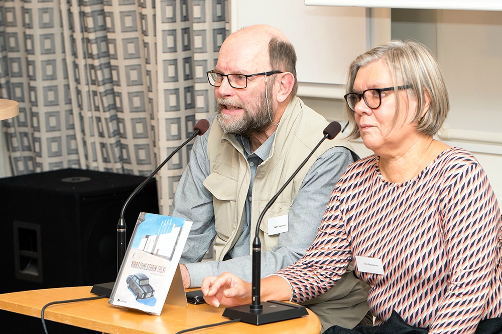 Kulttuurineuvoksena Suomen suurlähetystössä työskennellyt Tapani Suominen on kirjoittanuthumoristisen veijariromaanin Virastomestarin talvi / Sista vintern på ambassaden. Haastattelijana LiisaPaavilainen.