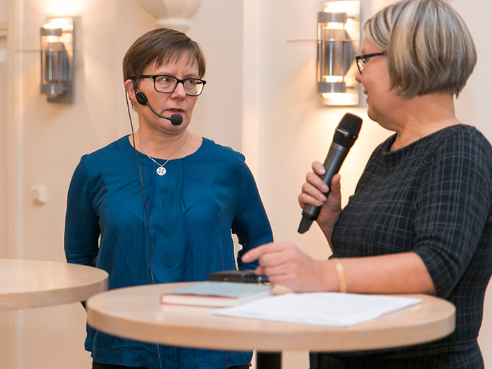 Kirjailija Katarina Kieri, haastattelijana toimittaja Liisa Paavilainen