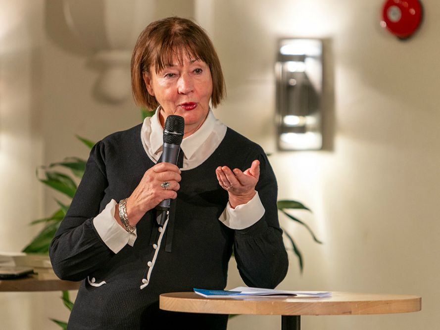 Ruotsinsuomalaisen kirjoittajayhdistyksen puheenjohtaja Pirjo Lahdenperä esittelemässä Kaisa Vilhuinen -kirjallisuuspalkinnon voittajaa, runoilija Helena Kallio-Koskea.