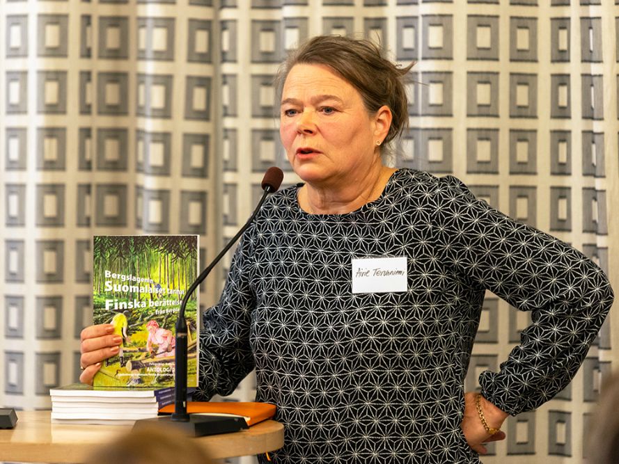 Airie Tervaniemi esittelemässä antologiaa "Bergslagenin suomalaiset tarinat".