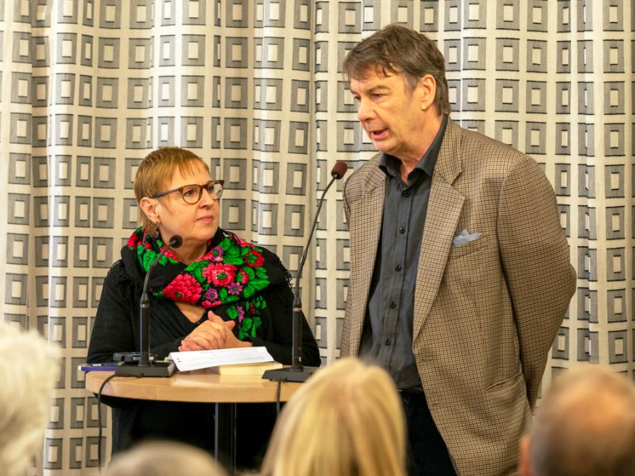 Henry Saarinen kertomassa esikoisteoksestaan "Markus ja Mullvadenin valtaus". Maarit Turtiainen haastattelee.