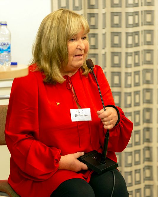 Päivi Hällström kertomassa uutuuskirjastaan "Små, små ramsor / Pikku, pikku loruja".