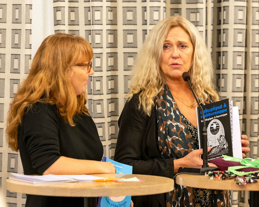 Eija Salminen kertomassa esikoiskirjastaan "Lakritspipor och korvsoppa / Lakupiiput ja makkarasoppa". 