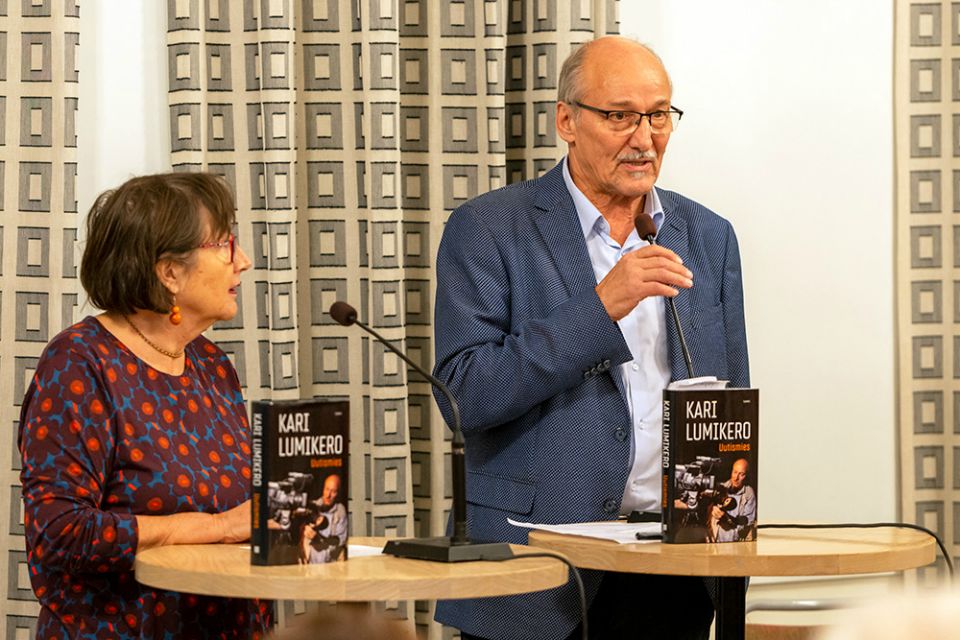 Kari Lumikero kertomassa kirjastaan "Uutismies". Leena Häyrynen haastattelee.
