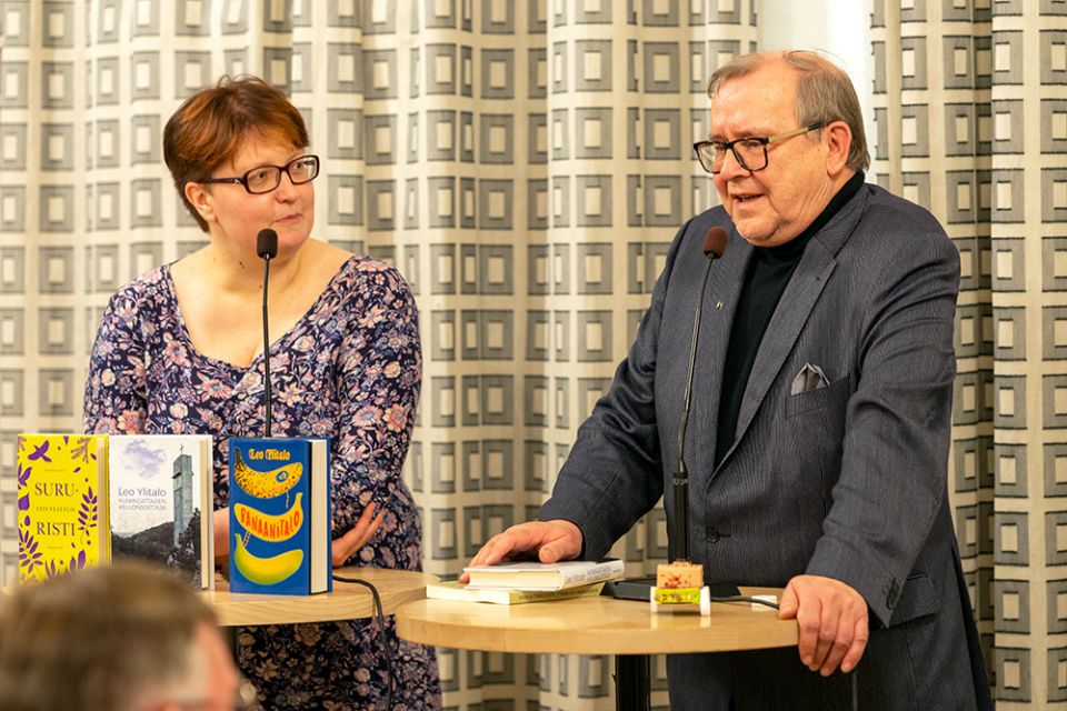 Leo Ylitalo kertomassa kirjastaan "Kuningattaren kellonsoittaja". Outi Oja haastattelee.