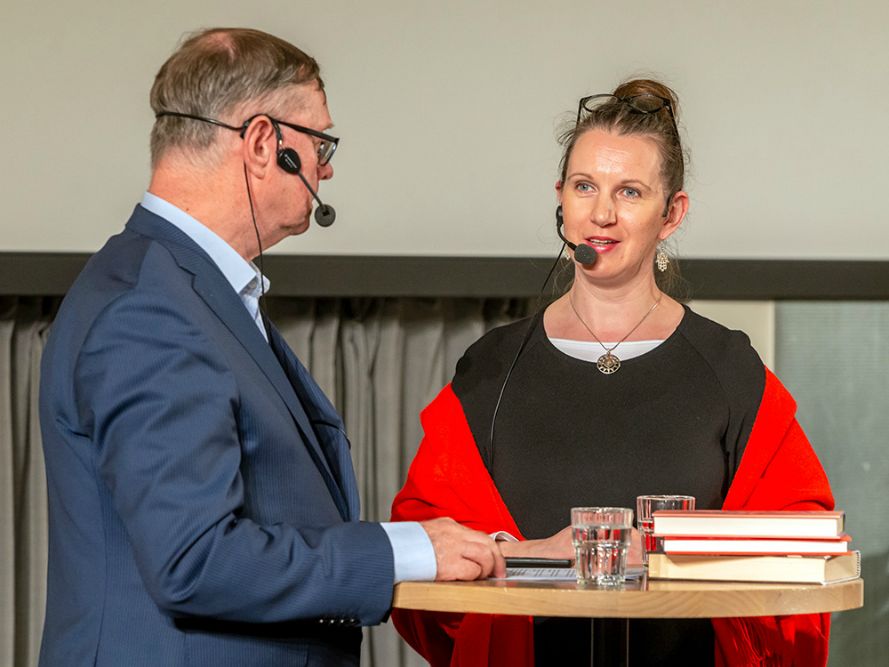 Minna Canth -tutkijaa, kirjailija Minna Maijalaa haastattelee Juhani Niemi.