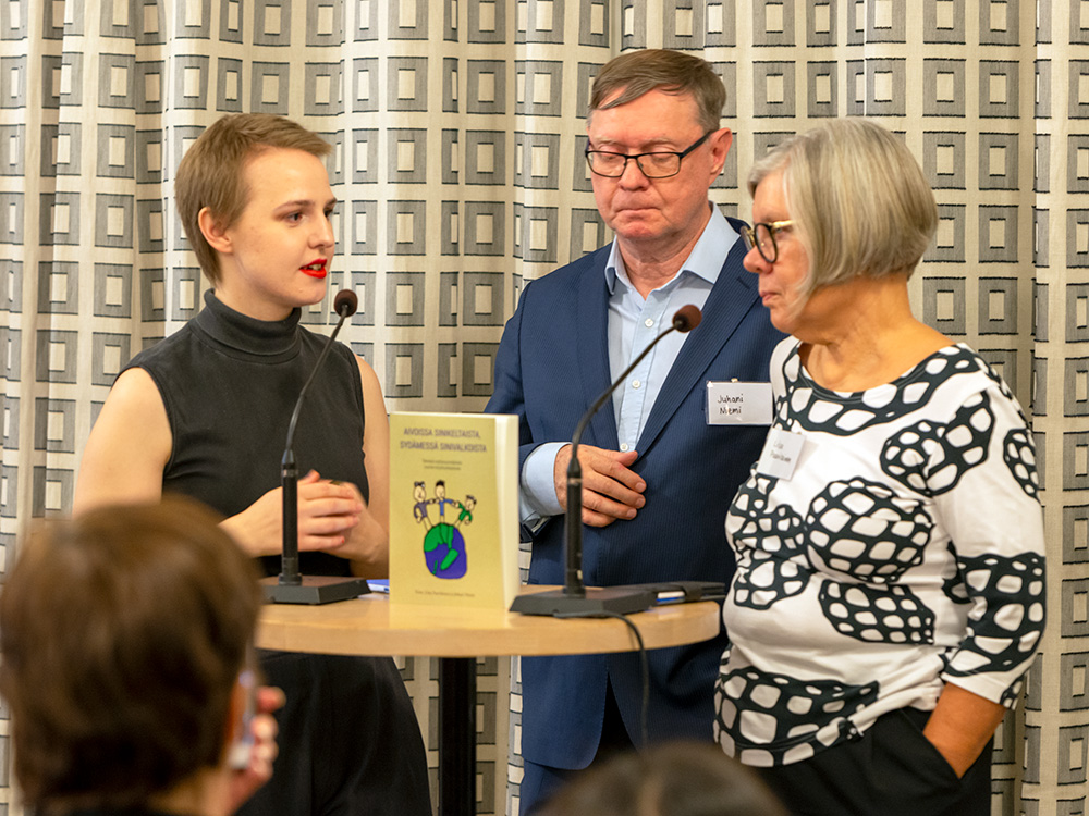Anna-Josefiina haastattelee Juhani Niemeä ja Liisa Paavilaista