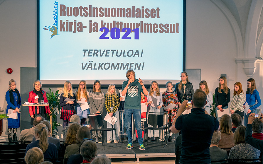 Kuvasarjan avaajina kirjoituskilpailun palkitut. Seremonian lopuksi Niilo Heinola, yksi palkituista, esitti räppiä.