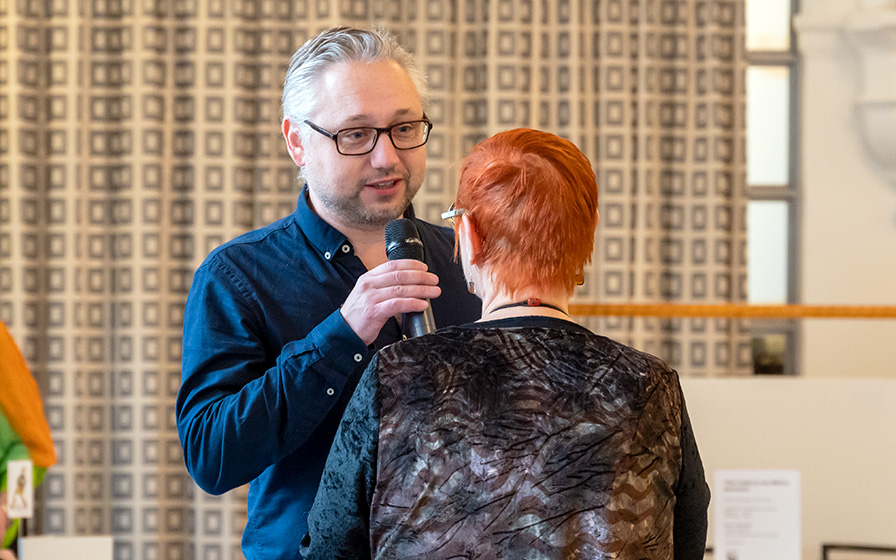Kristian Borgia haastateltiin myös Topelius-salissa, aiheena hänen toimittamansa kirja ”Ett halvt sekel av sisu”. Haastattelun teki toimittaja Pia-Mari Suomela.