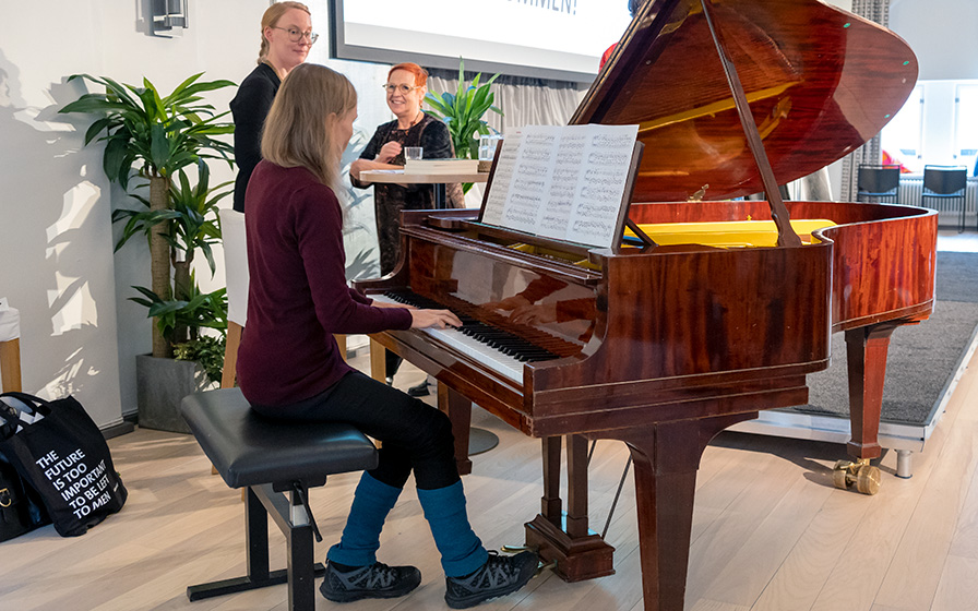 Messujen viralliset avajaiset alkoivat musiikilla. Kirjailija Anni Kytömäki, flyygeli.