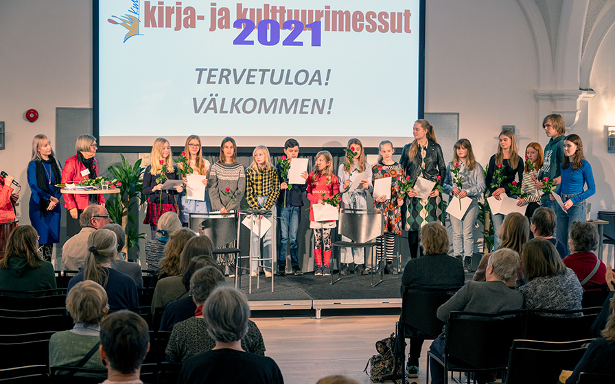 Palkittuja kirjoittajia oli 20, paikalla heistä oli 14.