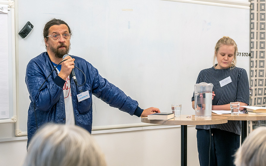 Finskt blod, svenskt hjärta Kai Latvalehdon väitöskirjaan perustuva kirja koostuu identiteettiä koskevista toisen polven ruotsinsuomalaisten haastatteluista. Haastattelijana tutkija Nina Carlsson.
