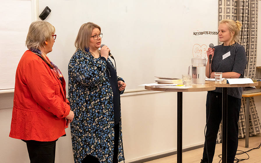 Kielimuurin varjosta -kirjaan ovat koonneet kokemuksensa göteborgilaiset vähemmistötyöntekijät Merja Heed, Helena Helander, Riitta Korhonen, Satu Rekola ja Heli Henriksson Vasara. Kuvassa V-Akan Merja Heed ja Petra Palkio. Haastattelijana tutkija Nina Carlsson.