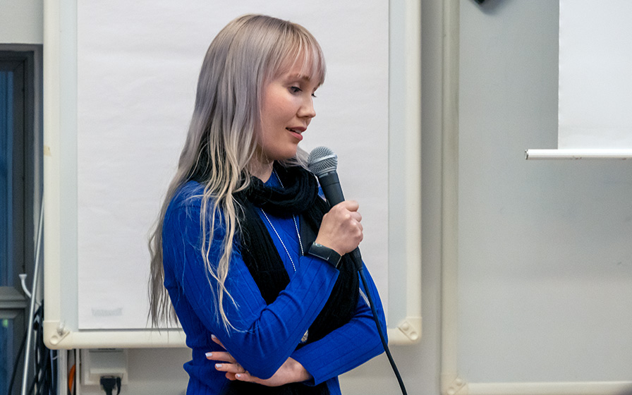 ”Ei verta rantaa rakkaampaa” jännitysromaanillaan debytoinutta Milka Hakkaraista haastattelee Leena Häyrynen.