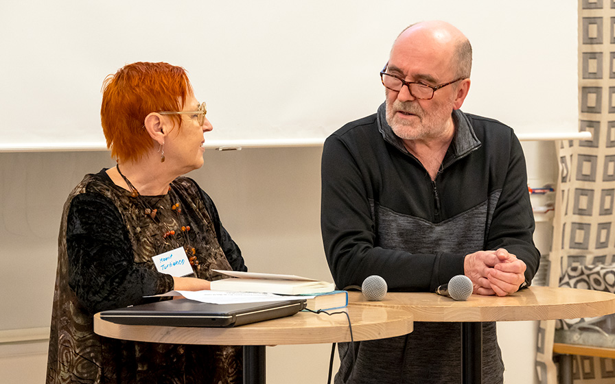 ”Juuret kotimaassa” -novellikokoelmasta Jorma Keskitaloa haastattelee Maarit Turtiainen.