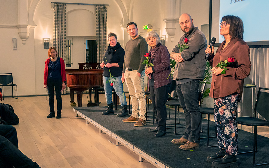 Finalistit (oikealta): Anne-Britt Strannerklint, Sackarias Luhanko, Inkeri Liikala Eriksson, Mikael Oinas ja Tanja Ahola Rothmaier. Haastattelijana Outi Tuomaala