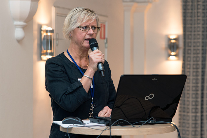 Kirjastonhoitaja Anna-Leena Forsberg esittelee Kirjapaneelin